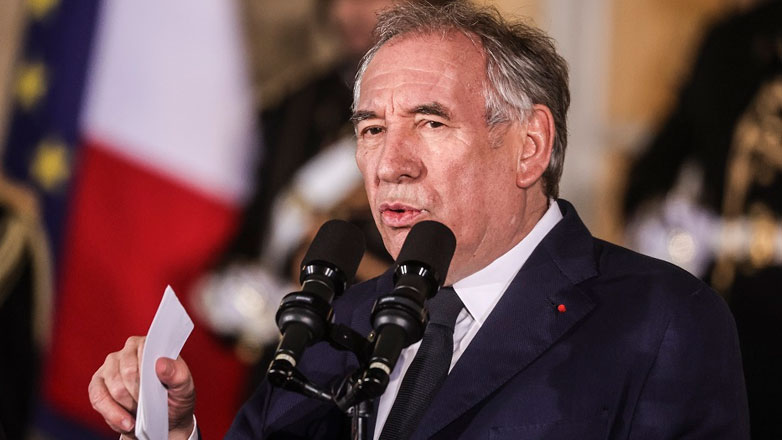 Γαλλία: Για να περάσει τον προϋπολογισμό, ο πρωθυπουργός Μπαϊρού παρακάμπτει την Εθνοσυνέλευση