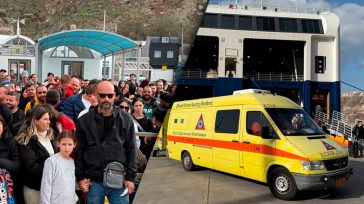 Οικογένειες  με παιδιά και εργαζομένοι εγκαταλείπουν τη Σαντορίνη με πλοία και αεροπλάνα