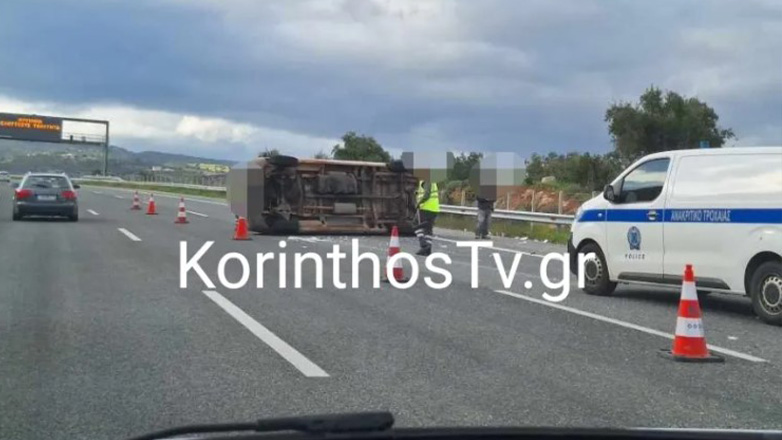 Ανετράπη βανάκι στην εθνική οδό Αθηνών-Κορίνθου