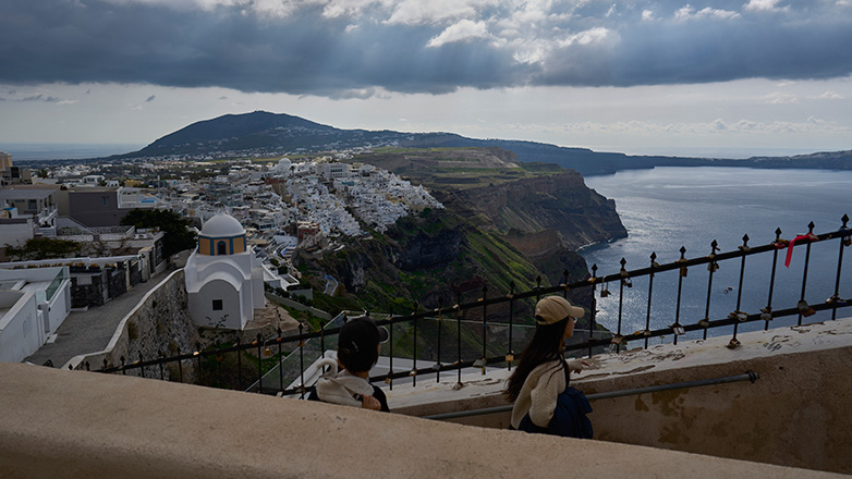 Η Σαντορίνη αδειάζει και ορισμένοι το θεωρούν «χρυσή» ευκαιρία