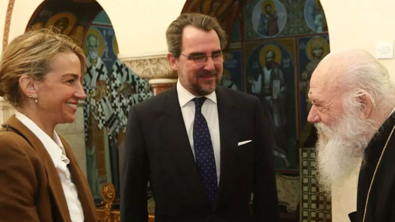 Νικόλαος Ντε Γκρες – Χρυσή Βαρδινογιάννη: Στον Άγιο Νικόλαο Ραγκαβά για τις άδειες του γάμου τους