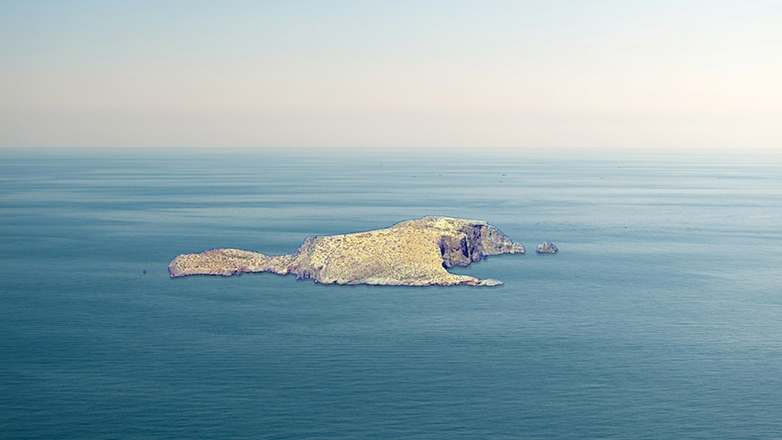 Άνυδρος: Η ιδιόκτητη βραχονησίδα που βρίσκεται στο επίκεντρο των σεισμών στη Σαντορίνη