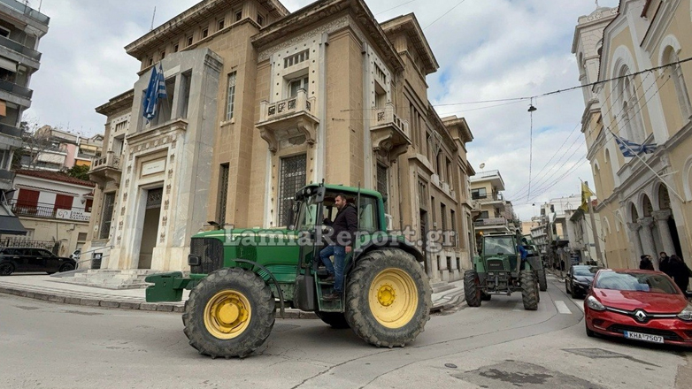 Λαμία: Οι αγρότες έκαναν πορεία με τρακτέρ στο κέντρο της πόλης