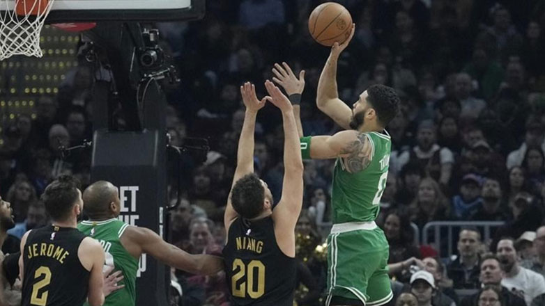 ΝΒΑ: Οι Σέλτικς πήραν το ντέρμπι της Ανατολής, 112-105 μέσα στο Κλίβελαντ