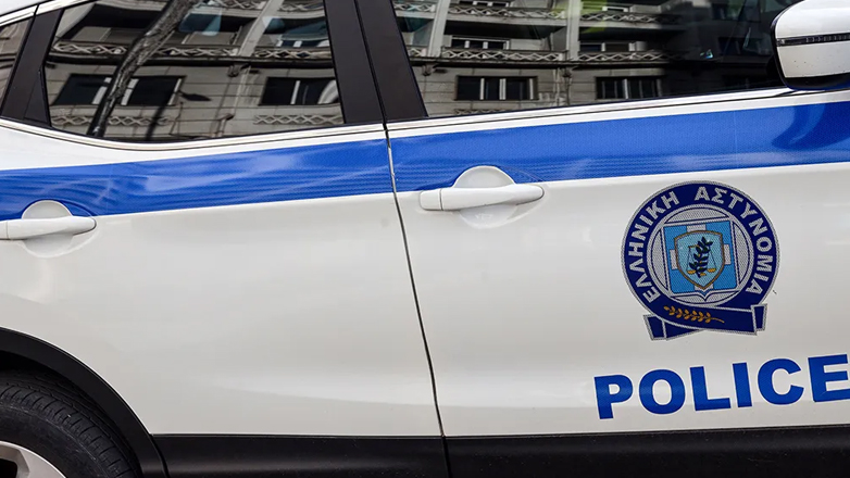 Νέα Μηχανιώνα: Πέταξαν καρέκλα από ταράτσα οικοδομής σε περιπολικό