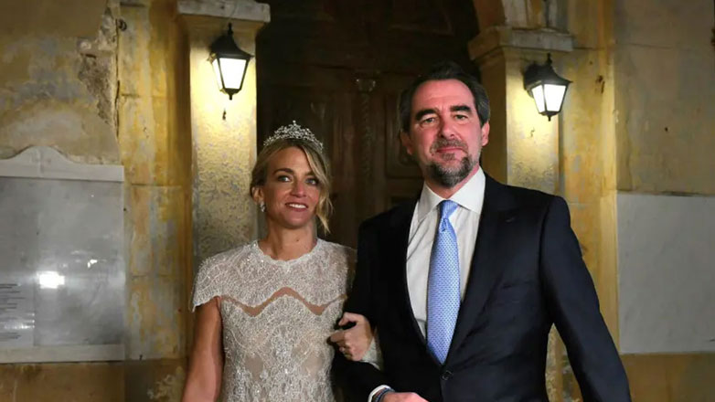 Παντρεύτηκαν ο Νικόλαος Ντε Γκρες και η Χρυσή Βαρδινογιάννη – Η έξοδος του ζευγαριού από την εκκλησία