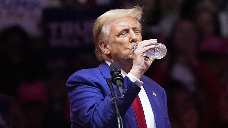 Ο Τραμπ καταργεί τα χάρτινα καλαμάκια