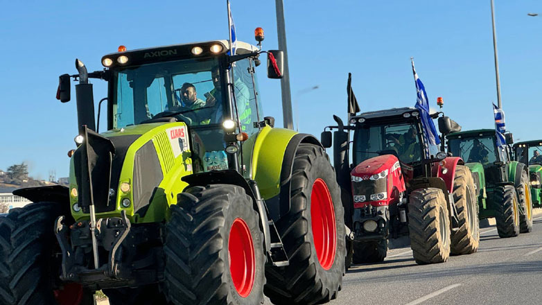 Σκληραίνουν τη στάση τους οι αγρότες: Αποφάσισαν τρίωρους αποκλεισμούς με τρακτέρ