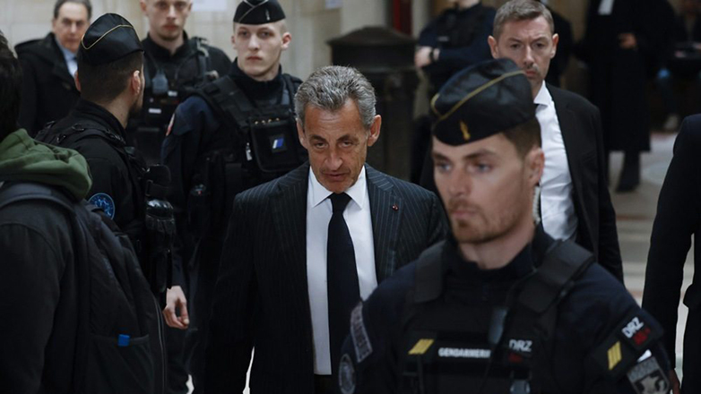 Σε κατ’ οίκον περιορισμό με ηλεκτρονικό «βραχιολάκι» ο πρώην πρόεδρος Νικολά Σαρκοζί Σε κατ’ οίκον περιορισμό με ηλεκτρονικό «βραχιολάκι» ο πρώην πρόεδρος Νικολά Σαρκοζί