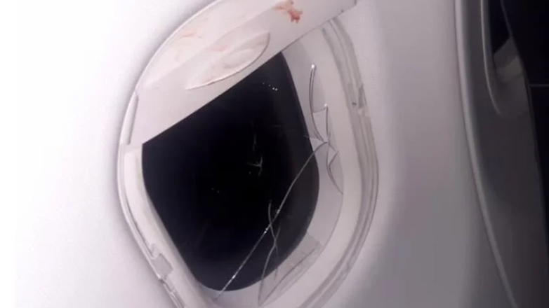 Πανικός σε πτήση: Επιβάτης προσπάθησε να σπάσει παράθυρο του αεροπλάνου