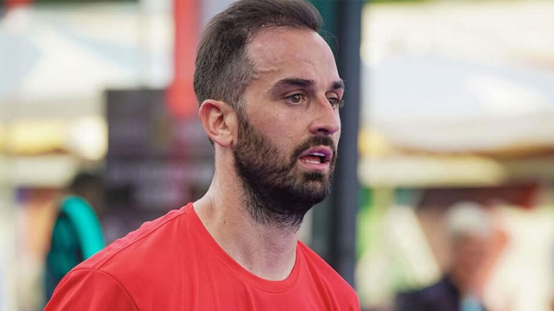 Άρης Σοϊλέδης: Δέχτηκε επίθεση από ηλικιωμένη γυναίκα όταν προσφέρθηκε να τη βοηθήσει – Βίντεο