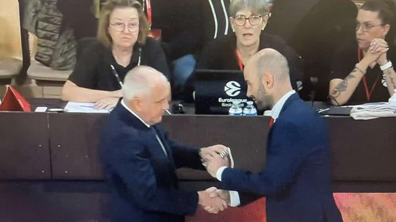 Η ιστορική χειραψία Ομπράντοβιτς-Σπανούλη 15 χρόνια μετά!