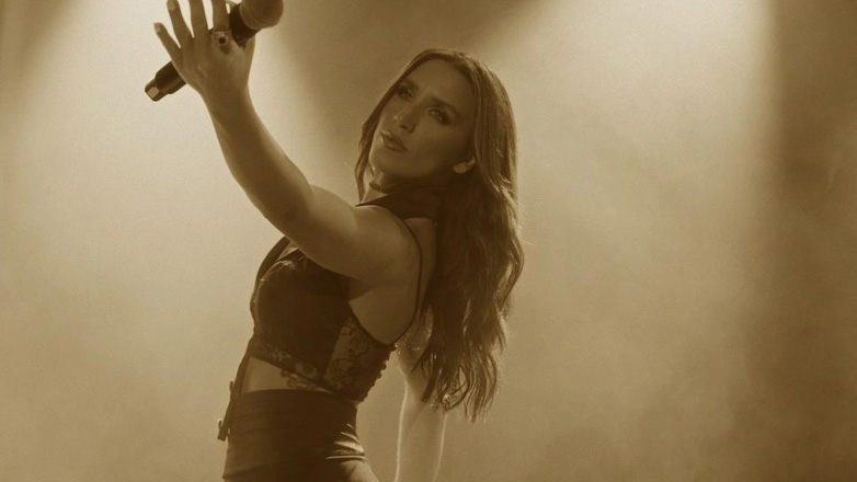 «Για τα μάτια του κόσμου»: Η Ιουλία Καλλιμάνη ερμήνευσε τη μεγάλη επιτυχία του Χρήστου Αυγερινού