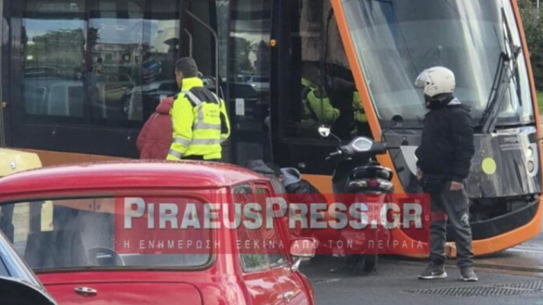 Πειραιάς: Μηχανάκι συγκρούστηκε με τραμ