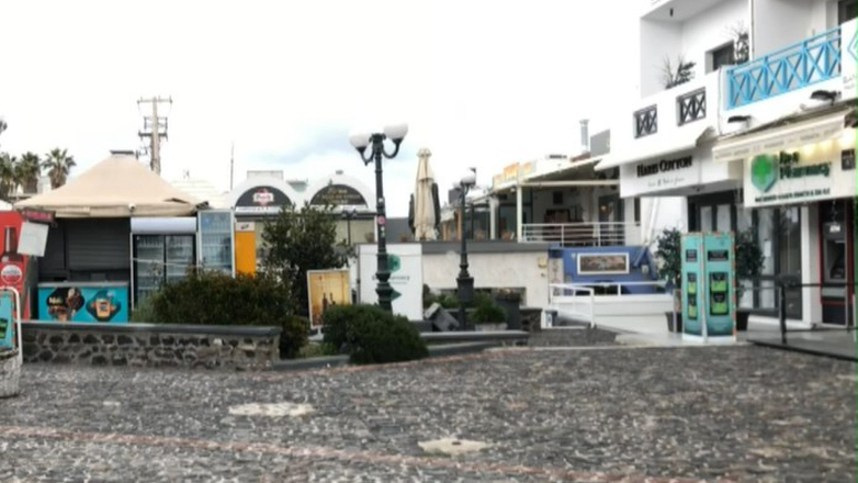 Σαντορίνη: Η κάμερα της «Ζούγκλας» στα έρημα Φηρά