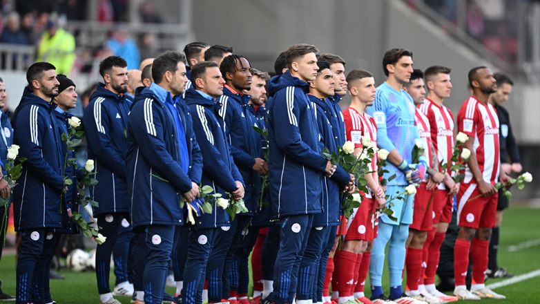 Oλυμπιακός-Αστέρας Τρίπολης: Συγκίνηση στο «Γ. Καραϊσκάκης» για τα θύματα της Θύρας 7