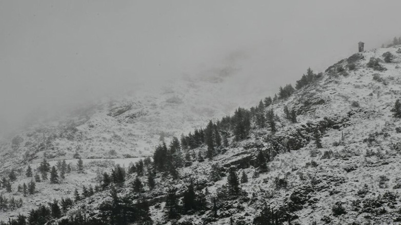 Χιονίζει στον Υμηττό