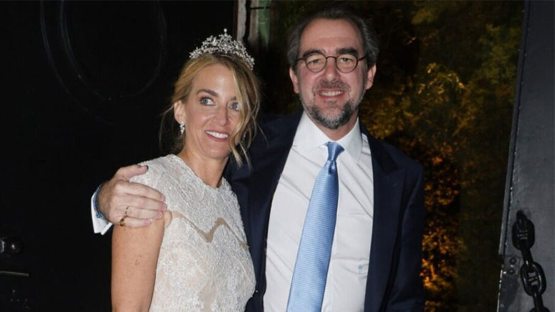 Γάμος Ντε Γκρες – Βαρδινογιάννη: Ποιος τραγούδησε στον γάμο τους – Η μπομπονιέρα και η τσικουδιά με τα αρχικά του ζευγαριού