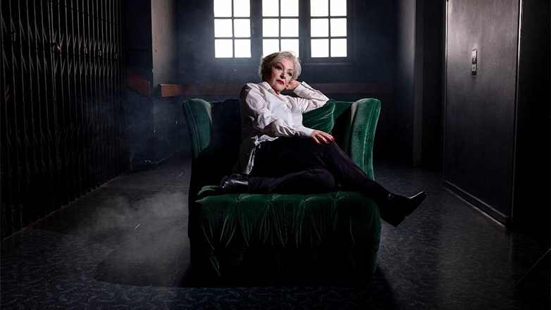 «Βραδιάζει…Μια ροκ σταρ εξομολογείται» με την Τάνια Τσανακλίδου στο Θέατρο «Μικρό Χορν»