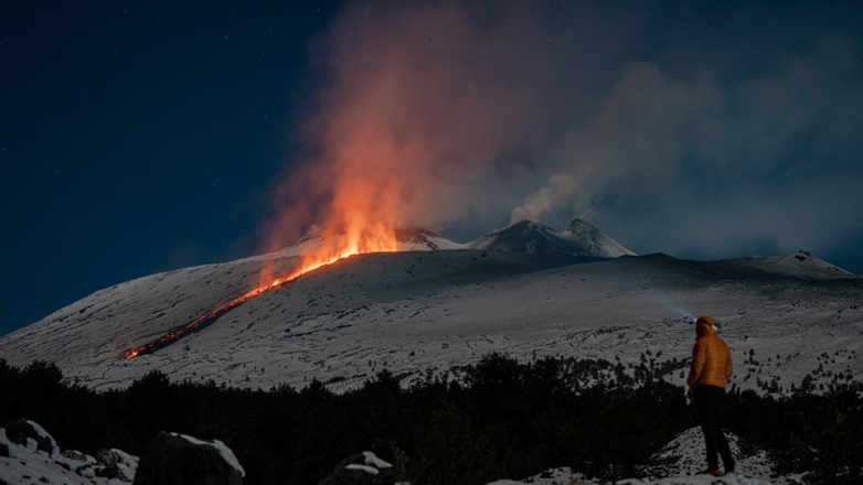 «Βρυχάται» ξανά η Αίτνα στη Σικελία: Λάβα πάνω στα χιόνια – Εντυπωσιακό βίντεο