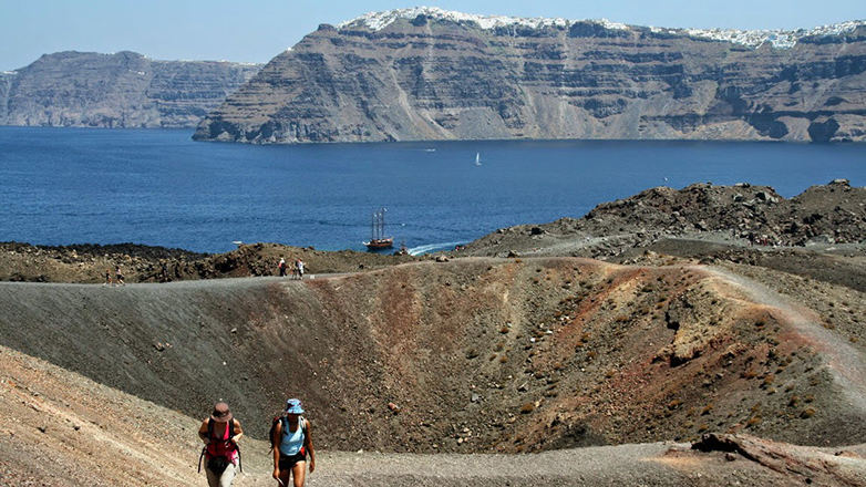 Ηφαιστειολόγοι: «Καμία σχέση μεταξύ της ελαφράς διέγερσης της Καμένης με την σεισμική διέγερση τώρα στην Άνυδρο»