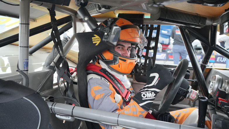 “Γευτήκαμε” NASCAR στα Μέγαρα, δίπλα στον πιλότο Θωμά Κρασώνη (Βίντεο)