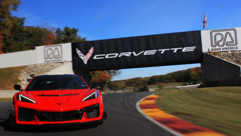 Corvette ZR1: Δείτε το αμερικανικό υπεραυτοκίνητο των 1.079 ίππων, να διαλύει τα ρεκόρ σε 5 πίστες (Βίντεο)