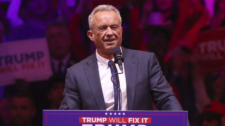 ΗΠΑ: Η Γερουσία επικύρωσε τον διορισμό του Ρόμπερτ Κένεντι Τζούνιορ στο πόστο του υπουργού Υγείας