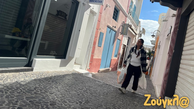 Ανοίγουν τα καταστήματα στη Σαντορίνη