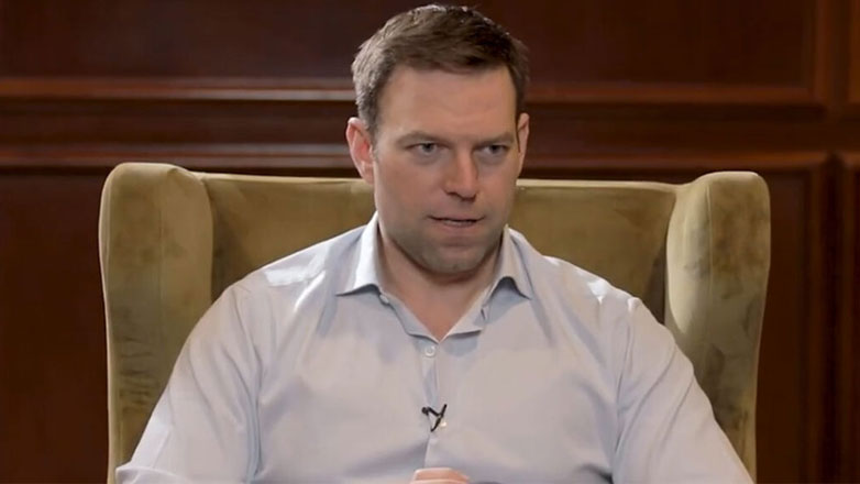 Στέφανος Κασσελάκης: «Προσκυνούσα ο ερωτικός μου προσανατολισμός να είναι στρέιτ και όχι γκέι»