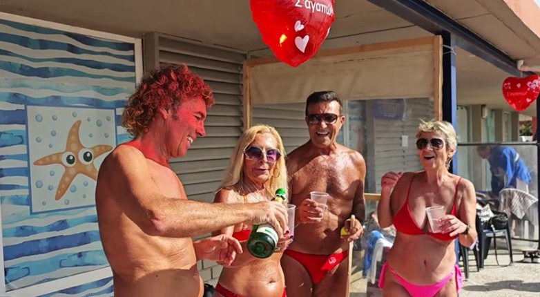 Οι χειμερινοί κολυμβητές γιόρτασαν με σαμπάνια τον Άγιο Βαλεντίνο