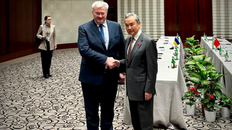 Διάσκεψη για την Ασφάλεια: Οι ΥΠΕΞ της Ουκρανίας και της Κίνας συζήτησαν για το ειρηνευτικό σχέδιο του Κιέβου