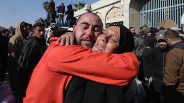 Τρεις Ισραηλινοί όμηροι και εκατοντάδες Παλαιστίνιοι κρατούμενοι αφέθηκαν ελεύθεροι