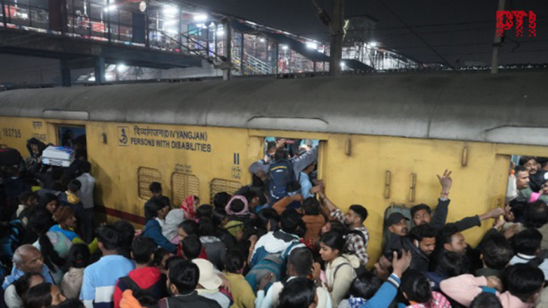 Τουλάχιστον 15 νεκροί σε σιδηροδρομικό σταθμό της Ινδίας