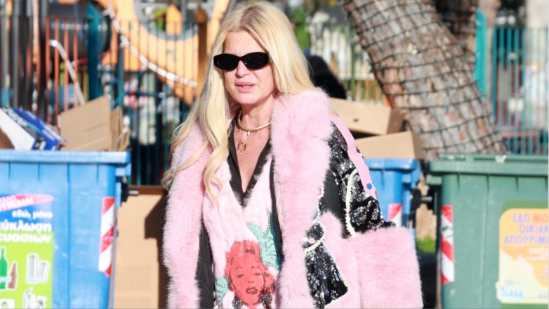 Μαρίνα Σταυράκη: Για ψώνια στα νότια προάστια με casual chic εμφάνιση