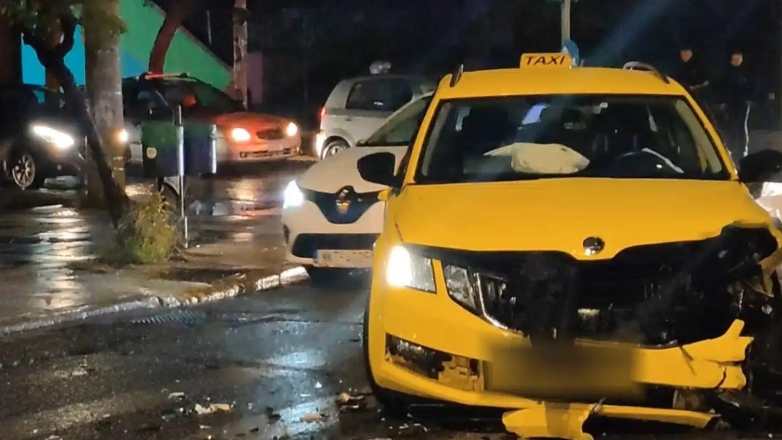 Λεωφόρος Ηρακλείου: Αυτοκίνητα συγκρούστηκαν και κατέληξαν στον φωτεινό σηματοδότη