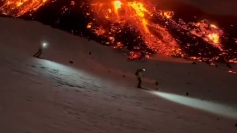 Αίτνα: Σκι ανάμεσα στη λάβα – Εντυπωσιακό βίντεο