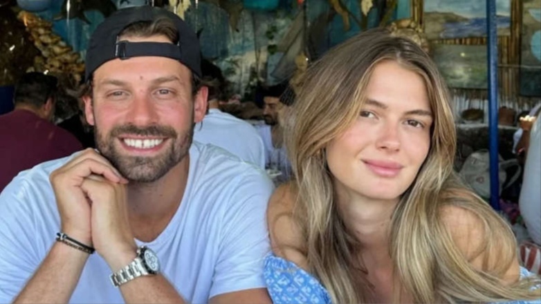 Αμαλία Κωστοπούλου: Η φίλη της, και αδελφή του συντρόφου της, αποκάλυψε τον αρραβώνα της – Το σχόλιο του Πέτρου Κωστόπουλου