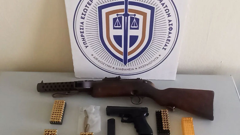 Συνελήφθη απόστρατος αστυνομικός με όπλα και Πόρσε Καγιέν που ανήκε στο κύκλωμα με τις παράνομες λέσχες και τους οίκους ανοχής