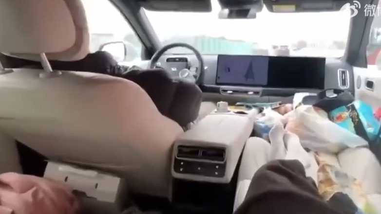 Όλη η οικογένεια κοιμάται, όσο το SUV οδηγείται μόνο του στον αυτοκινητόδρομο (Βίντεο)