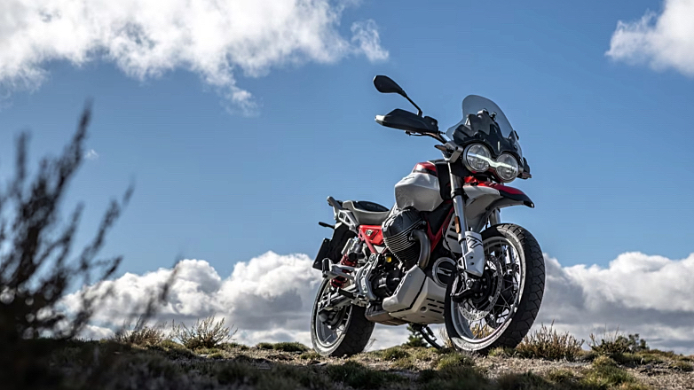 H Moto Guzzi V85TT σε χρώματα Rosso Fuji διαφέρει!