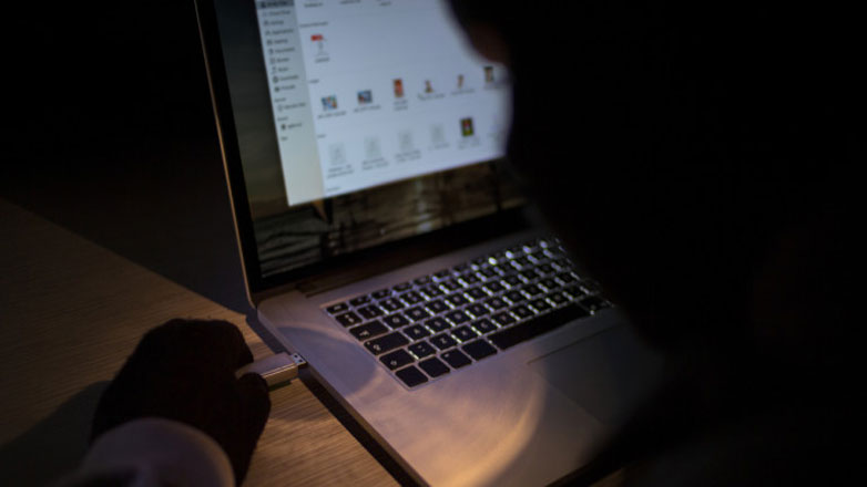 Σοκ στην Πάτρα: Η 41χρονη που ανέβασε πορνογραφικό υλικό με 14χρονο, προκαλούσε τον πατέρα του να του ασκεί σωματική βία