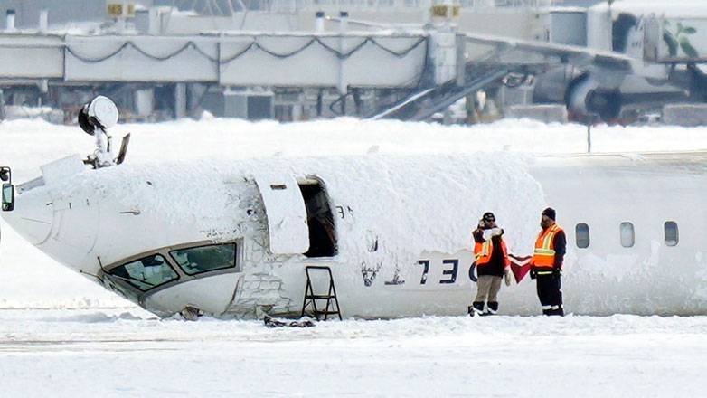 Ανακτήθηκαν τα «μαύρα κουτιά» μετά την ανατροπή του αεροσκάφους της Delta στο Τορόντο