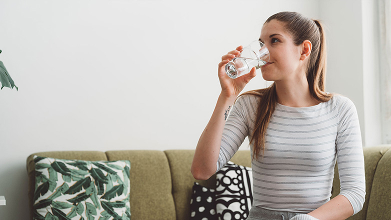 Πώς το νερό βοηθάει στη μακροζωία: Το μυστικό για να είναι πραγματικά ωφέλιμο