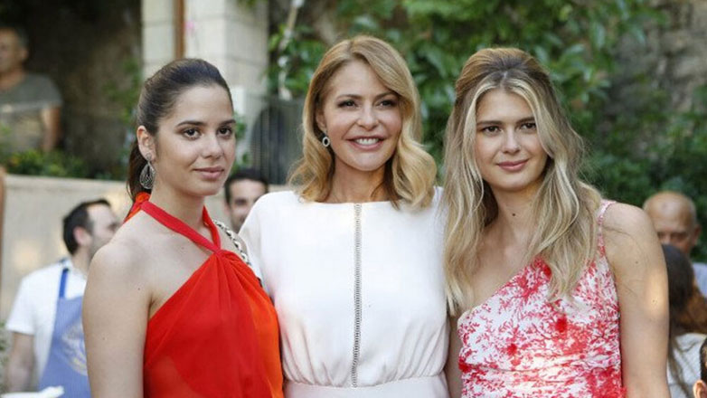 Τζένη Μπαλατσινού: Στο Παρίσι με τις δύο κόρες της, Αμαλία και Αλεξάνδρα Κωστοπούλου