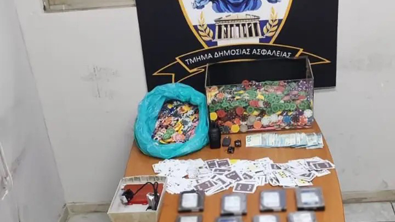 Έφοδος της ΕΛ.ΑΣ σε γνωστό παράνομο καζίνο στο κέντρο της Αθήνας –  Βίντεο από την κρύπτη στο πατάρι