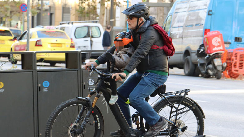 Χάρης Χριστόπουλος: Βόλτα με ποδήλατο στο κέντρο της Αθήνας παρέα με τον γιο του – Φωτογραφίες