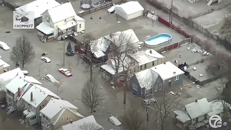 Αγωγός έσπασε πλημμυρίζοντας τους δρόμους και μετά πάγωσε εγκλωβίζοντας οχήματα