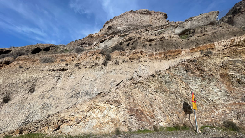 Ε. Λέκκας: «Κίνδυνος κατολισθήσεων στη Σαντορίνη, ακόμη και με έντονη βροχόπτωση»