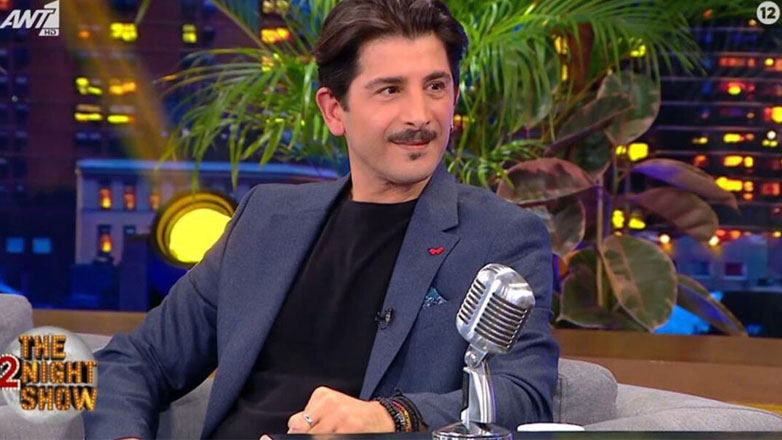 Χρήστος Σπανός: Η εξομολόγηση για τη σύζυγό του – «Δεν έπεσε εύκολα, αλλά την κατάφερα με ραβασάκια»